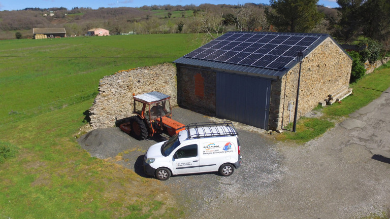 centrale photovoltaïque sur une remise