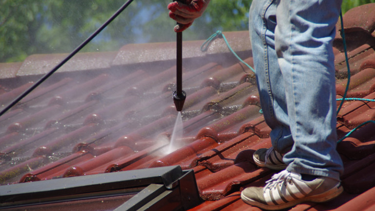 Démoussage de toiture laveur haute pression